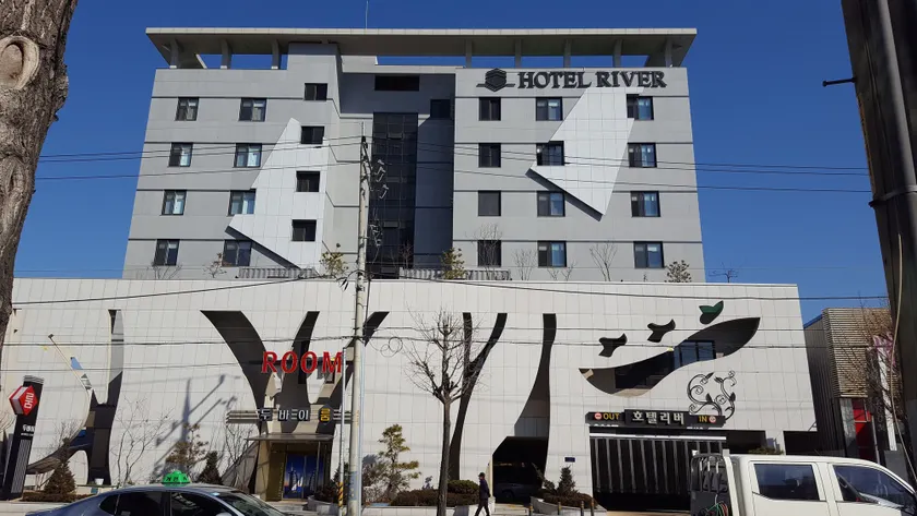 River Hotel - Image 1