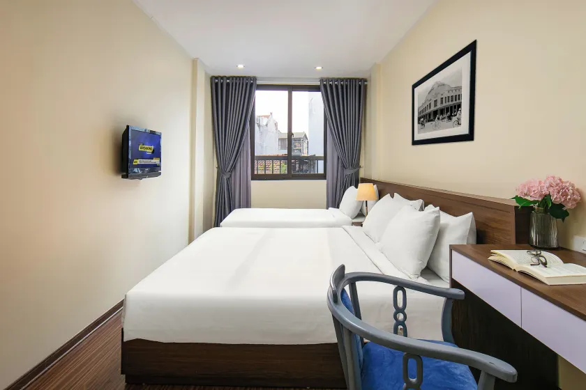 Queen Cafe Hotel & Pub - Image 1
