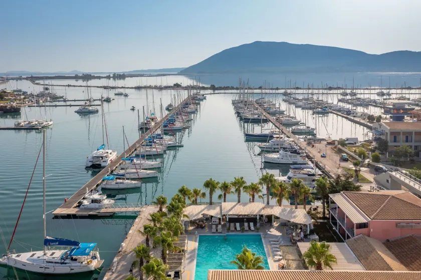 Ianos Hotel - Image 1
