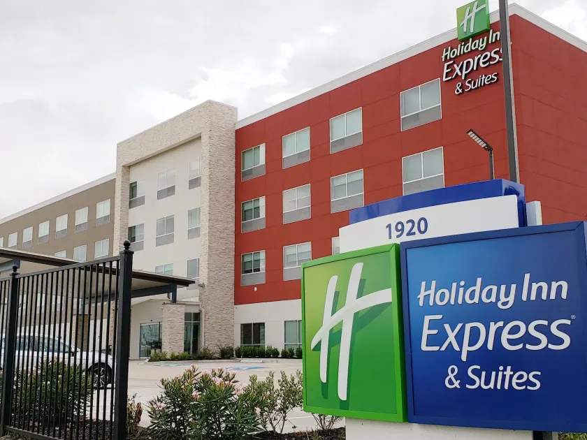 Holiday Inn Express & Suites - Houston IAH - Beltway 8 by IHG - Image 1