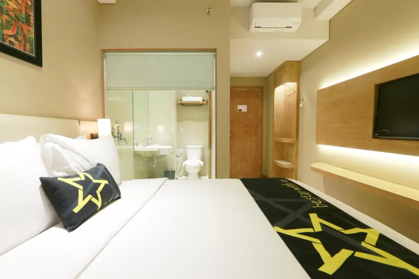 Yellow Star Gejayan Hotel - Image 1