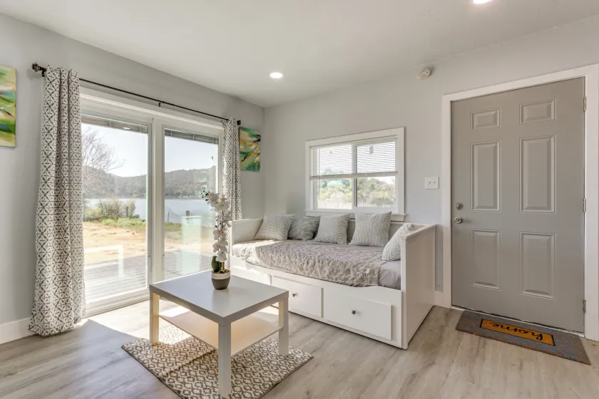 End Unit w/ Clear Lake Access in Norcal! - Image 1