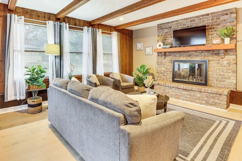 Inviting Family Home, 2 Mi to Eastwood Mall! - Image 1