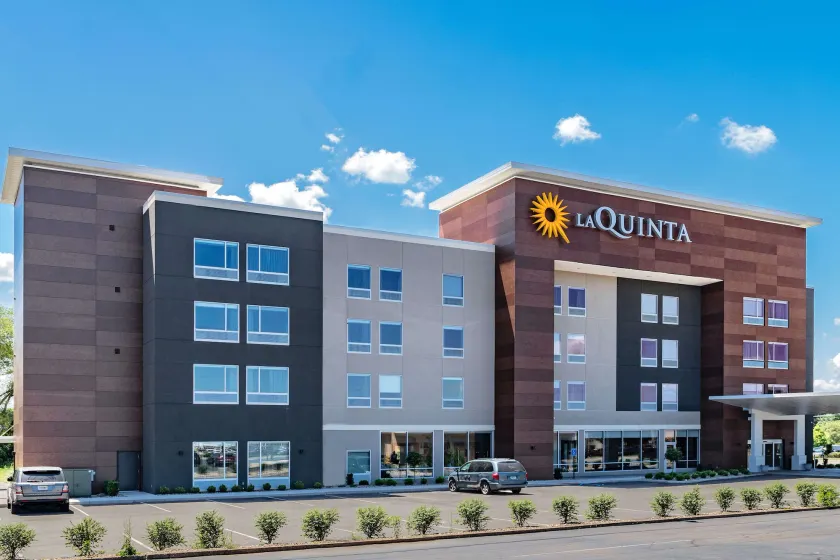 LaQuinta Suites by Wyndham South Bend Notre Dame Area - Image 1