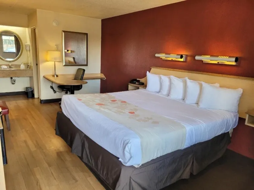 Red Oak Inn Detroit - Southfield - Image 1