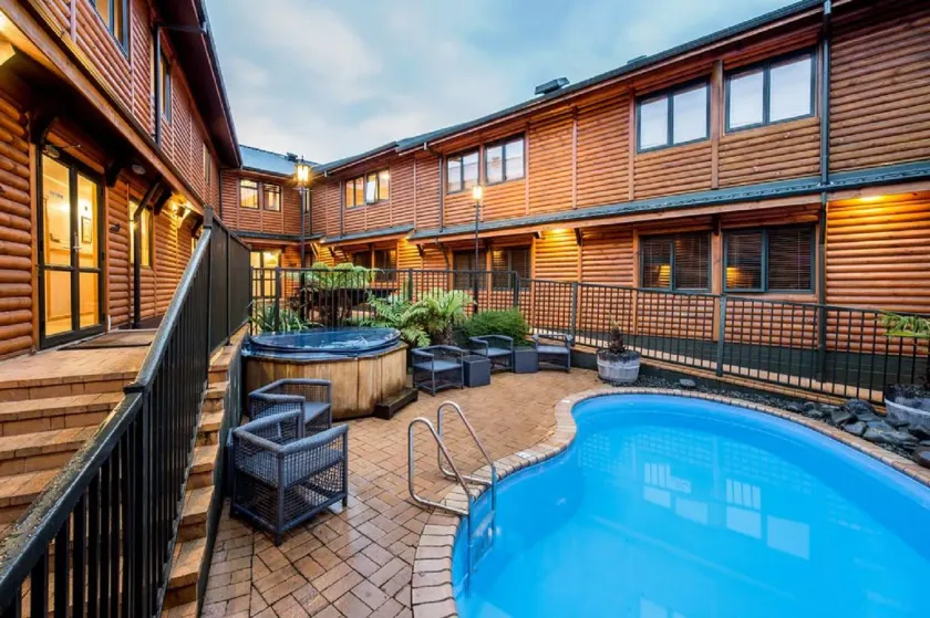 Lakefront Lodge Taupo - Image 1