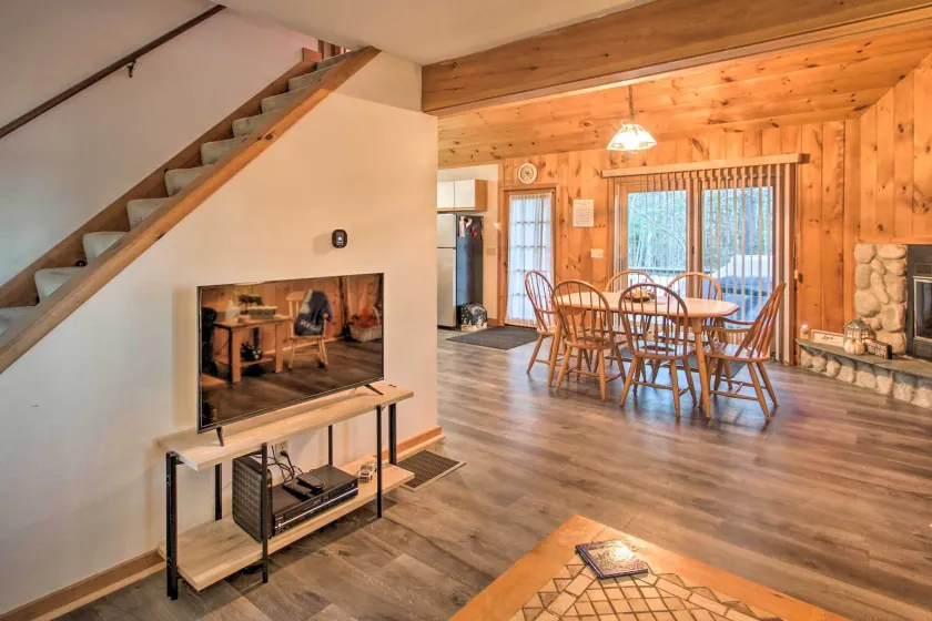 Lakeview Forest Cabin w/ Deck < 1/2 Mile to Beach! - Image 1