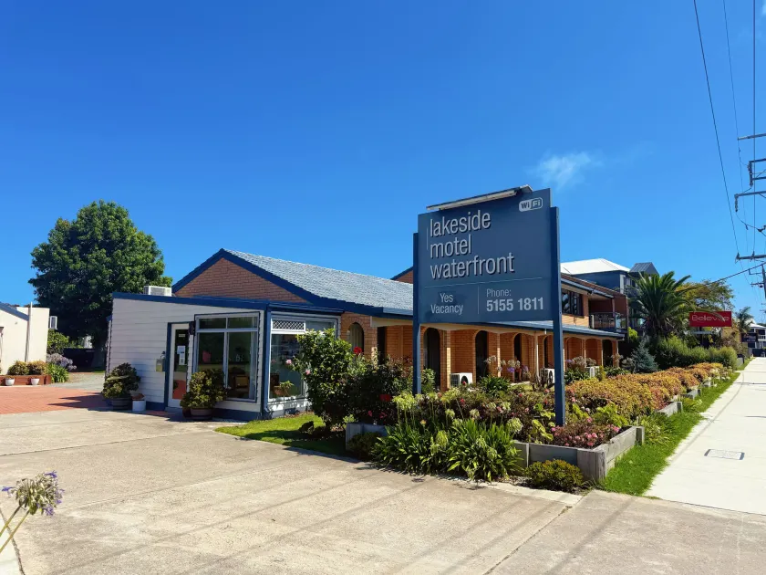 Lakeside Motel Waterfront - Image 1