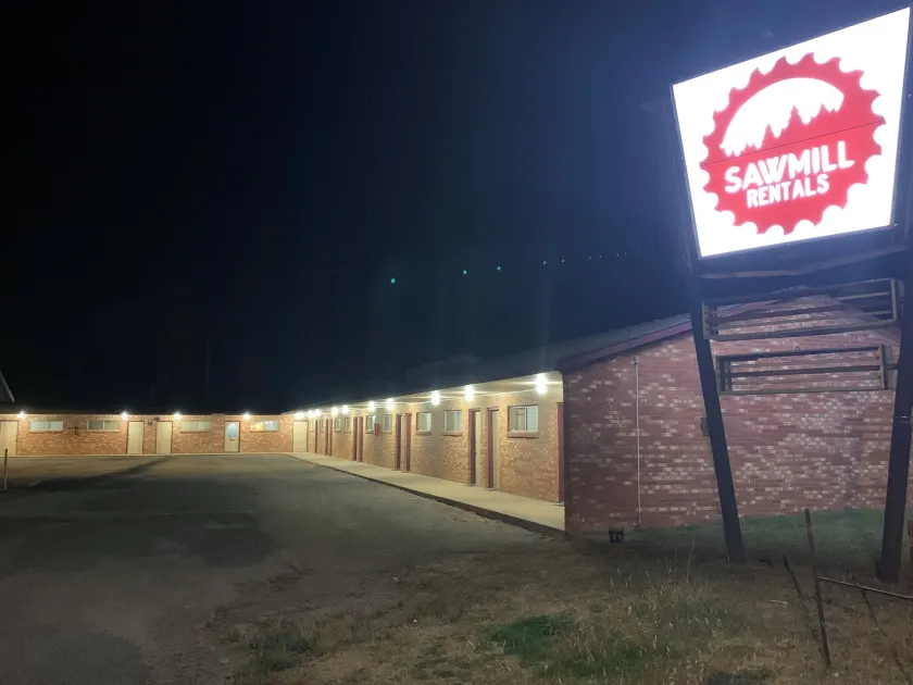 Sawmill Lodges Motel - Image 1