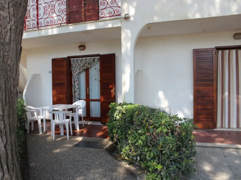 Flat in seafront residence with pool - Image 1