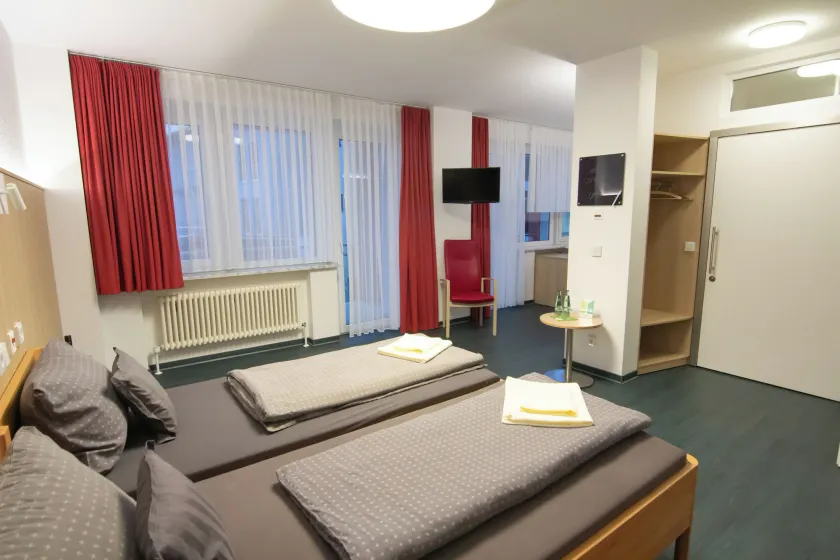 Green Night Hotel - Image 1