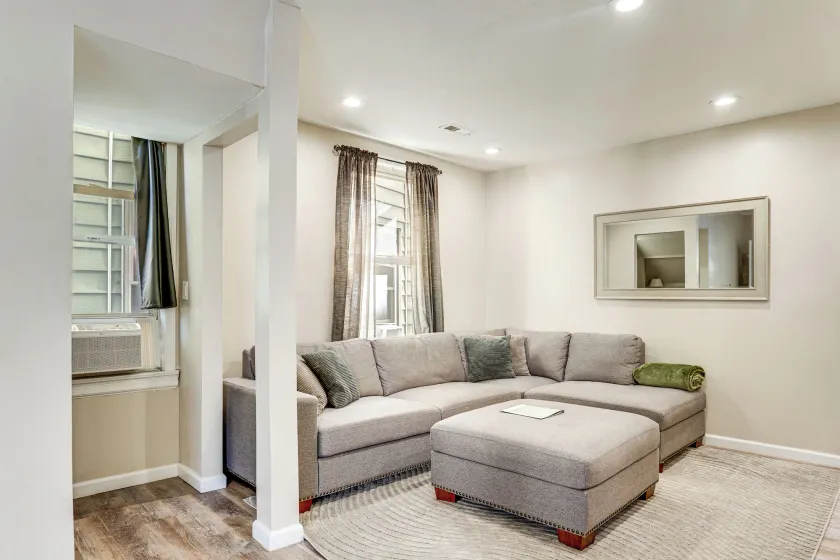 Updated Duplex - 3 Mi to Newark Penn Station! - Image 1