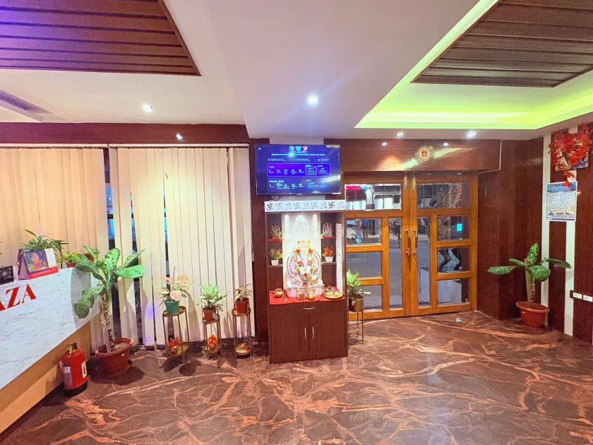 Hotel Prince Plaza with Swimming Pool - Interior entrance