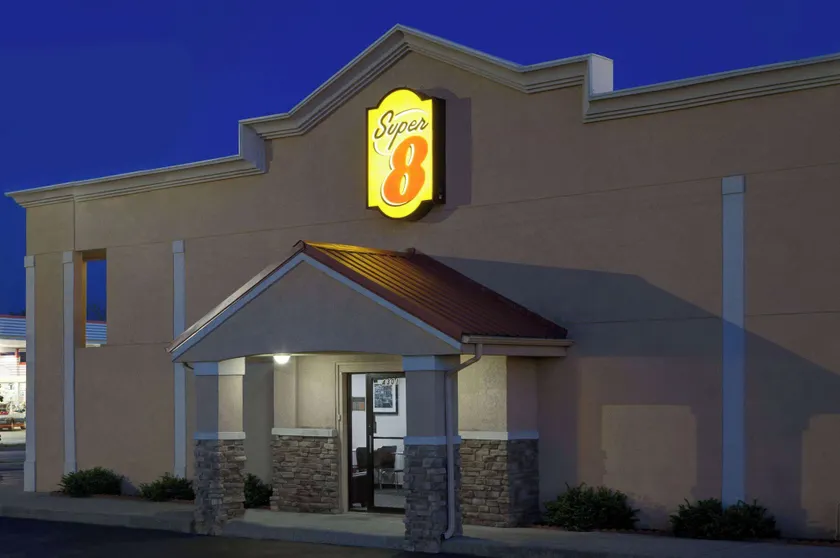 Super 8 by Wyndham Lafayette - Image 1