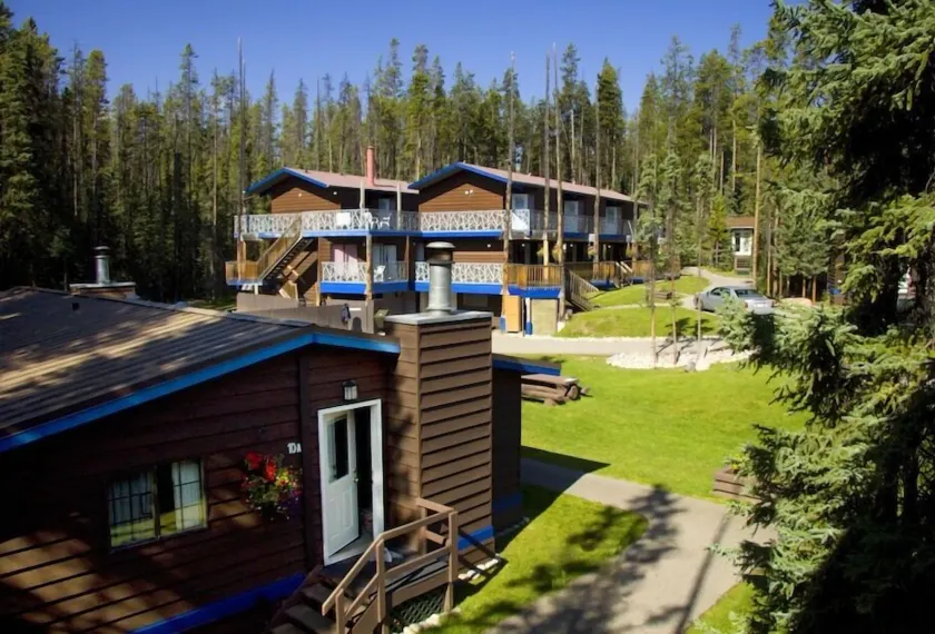 Sunwapta Falls Rocky Mountain Lodge - Image 1