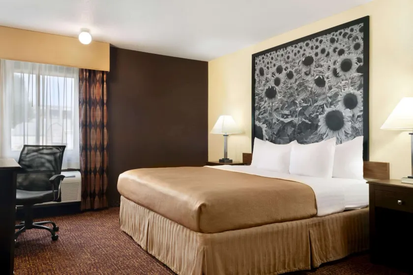 Super 8 by Wyndham Des Moines - Image 1