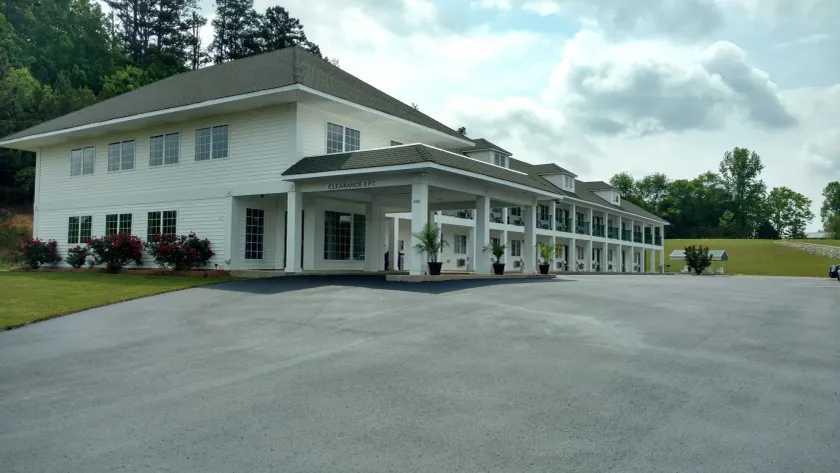 Hurricane Inn - Image 1