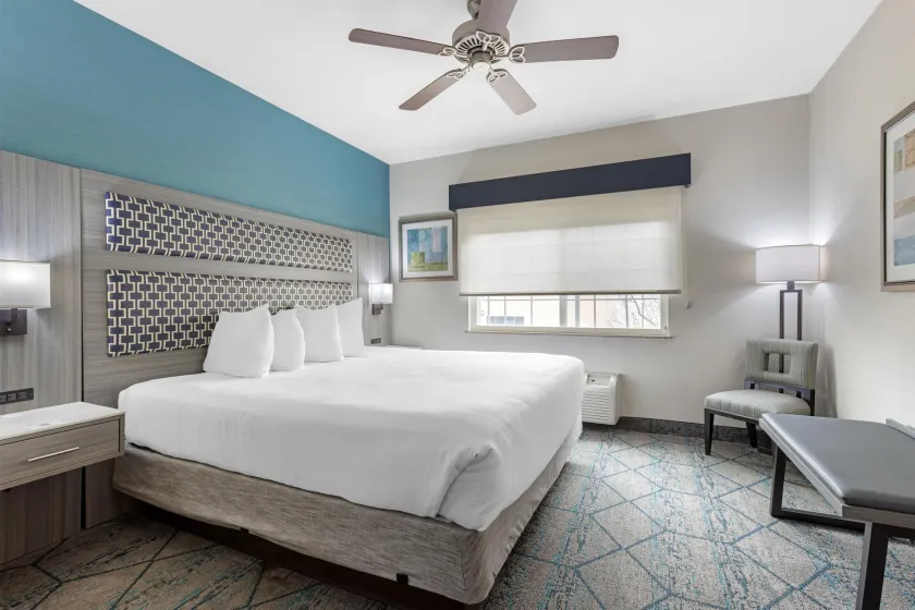 Best Western Plus Wasco Inn & Suites - Image 1
