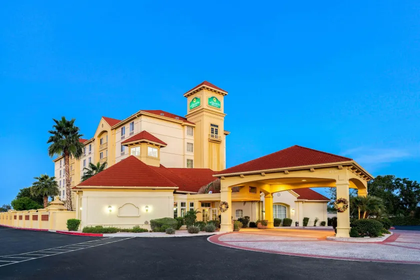 La Quinta Inn & Suites by Wyndham Mesa Superstition Springs - Image 1