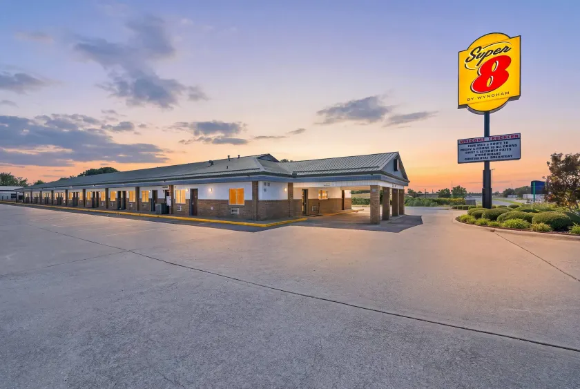 Super 8 by Wyndham Siloam Springs - Image 1