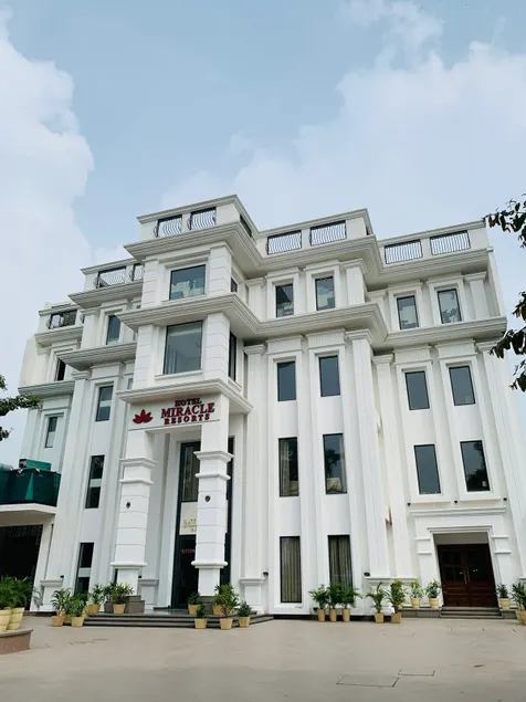 Hotel Miracle Resort - Image 1