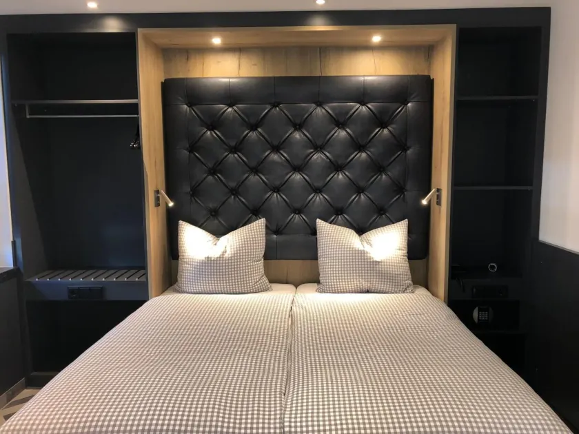 Munich Deluxe Hotel - Image 1