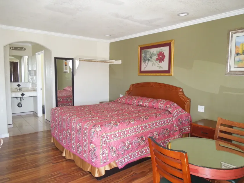 Castaway Motel - Image 1