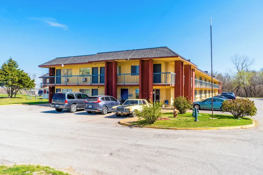 Castle Inn & Suites By OYO Chickasha - Image 1