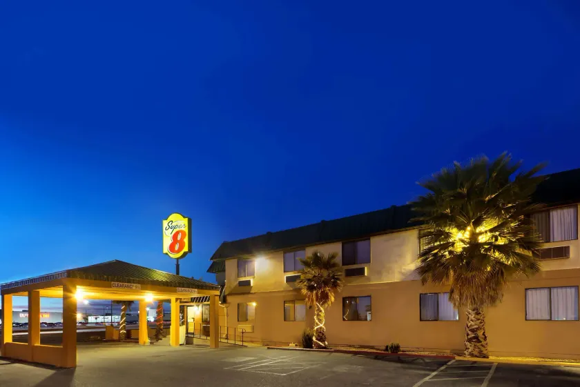 Super 8 by Wyndham Alamogordo - White Sands - Image 1