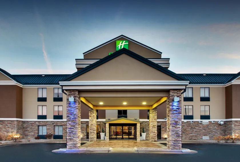 Holiday Inn Express Hotel & Suites Cedar Rapids I-380 at 33rd Avenue by IHG - Image 1