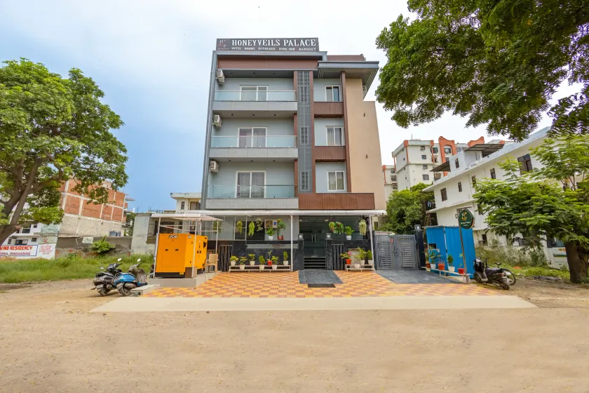 Honeyveils Palace Hotel - Behind Indian Expo Mart - Image 1