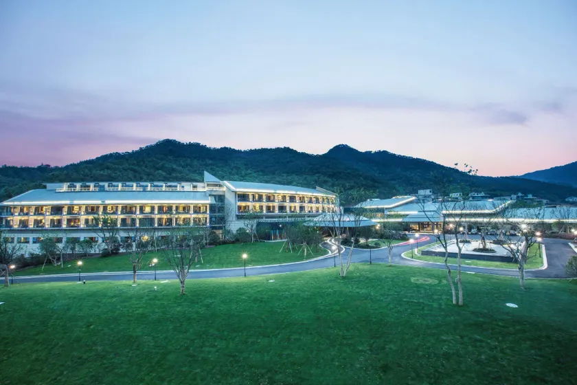 Howard Johnson By Wyndham Dongqian Lake Plaza Ningbo - Image 1