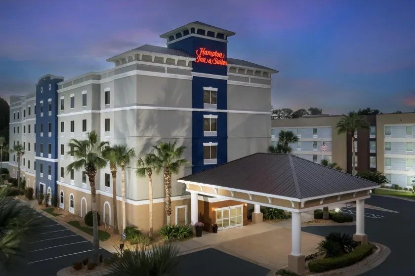 Hampton Inn & Suites Lake City - Image 1