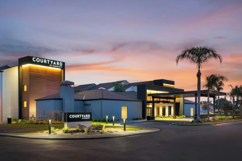 Courtyard by Marriott Fresno - Image 1