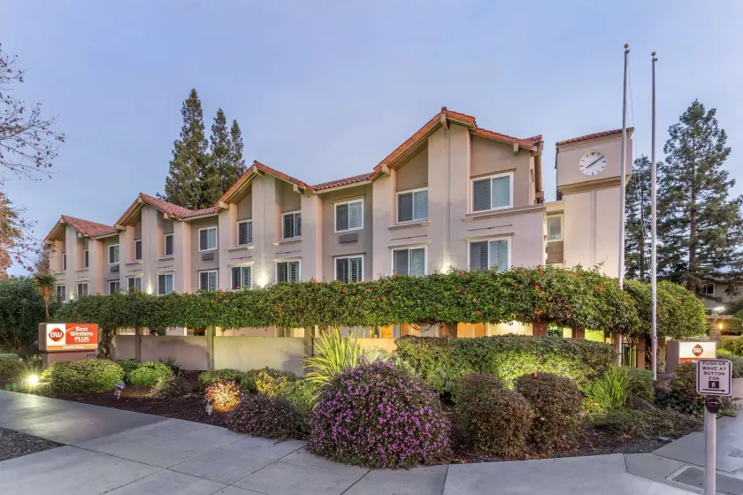 Best Western Plus Airport Plaza - Image 1