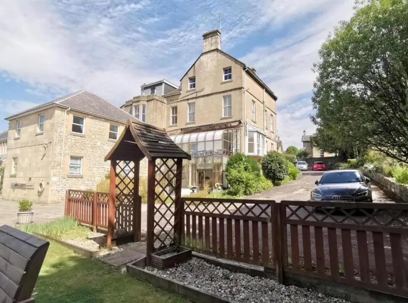 Wentworth House - Free Parking - Image 1