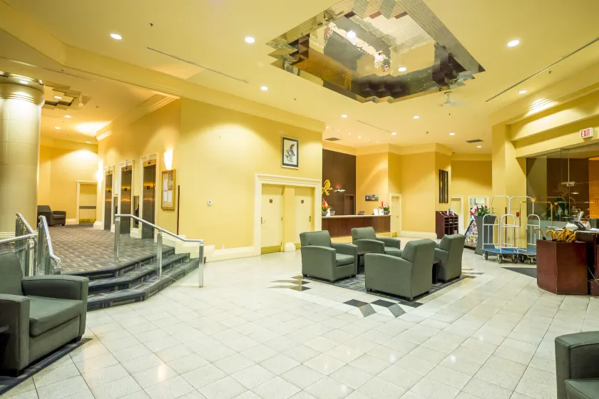 Rosedale on Robson Suite Hotel - Hall