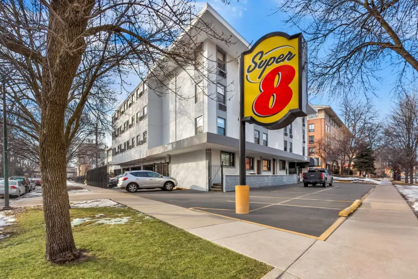 Super 8 by Wyndham Chicago IL - Image 1
