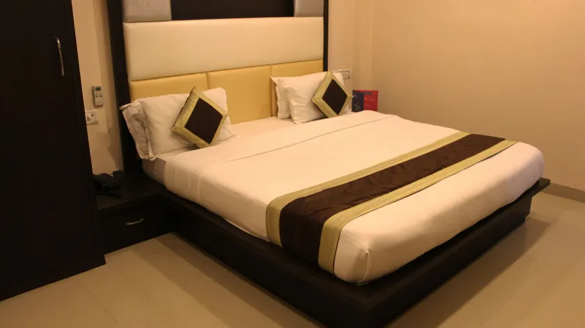 OYO 3971 Hotel Tip Top - Image 1