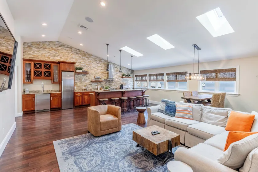 The Newport Lofts - 359 Thames Street - Image 1