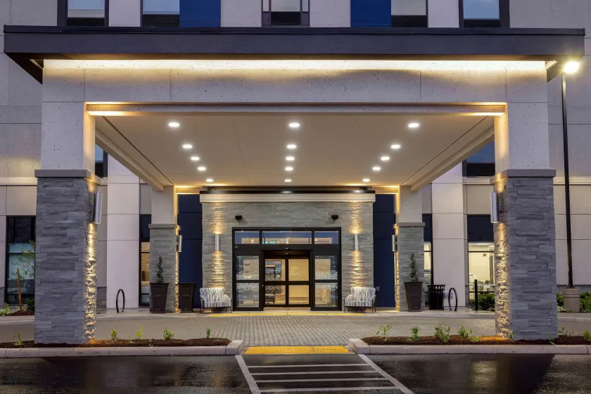 Hampton Inn & Suites by Hilton Burlington Toronto - Image 1