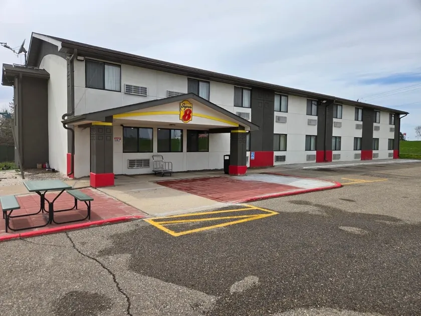 Super 8 by Wyndham Austin MN - Image 1