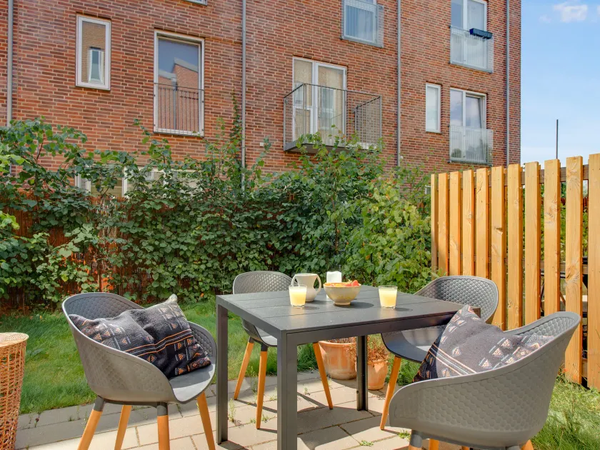 Sanders Fields - Chic 3-bdr Townhouse w Terrace - Image 1