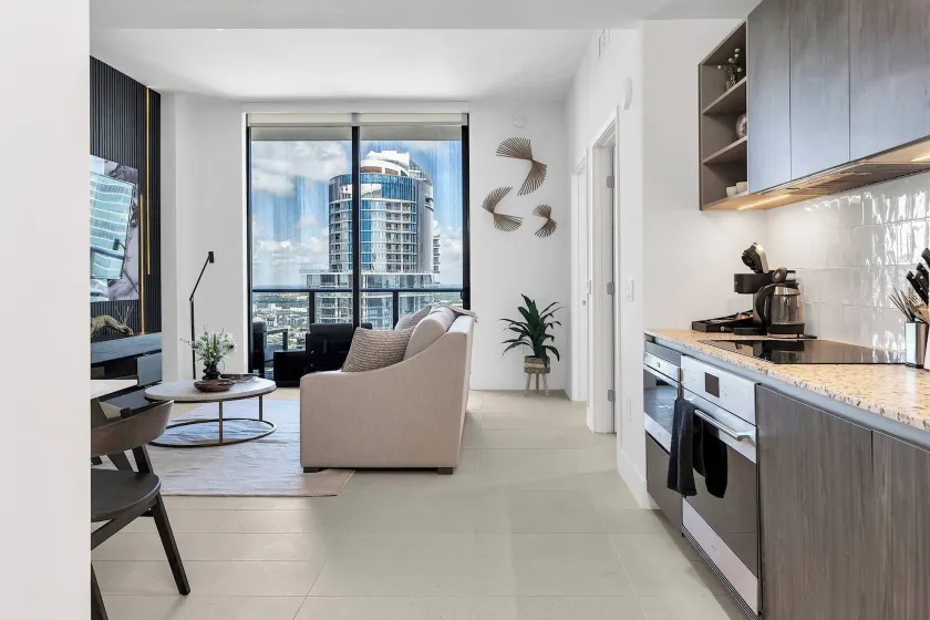 Luxury 1BR Penthouse, Bay & City Views Downtown - Image 1