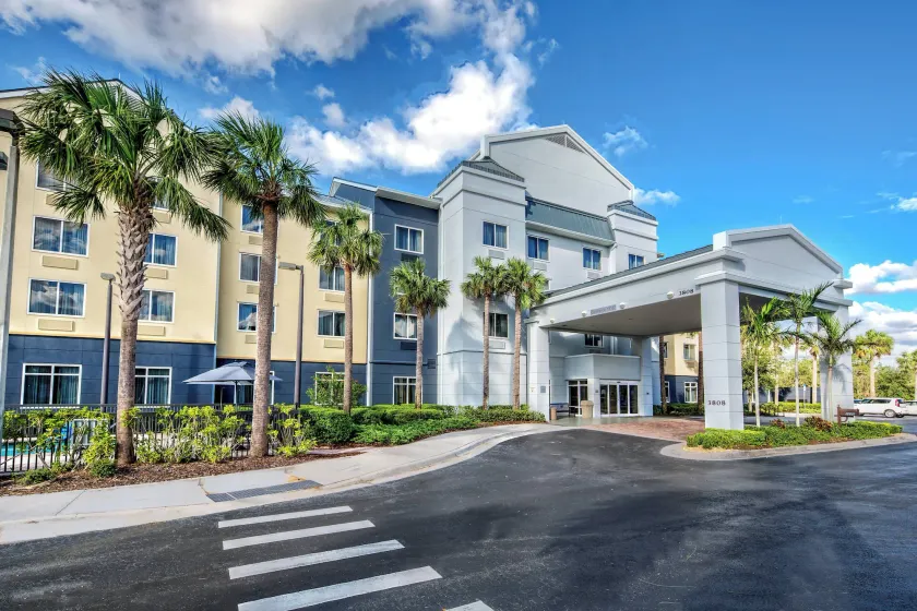 Fairfield Inn and Suites by Marriott Naples - Image 1