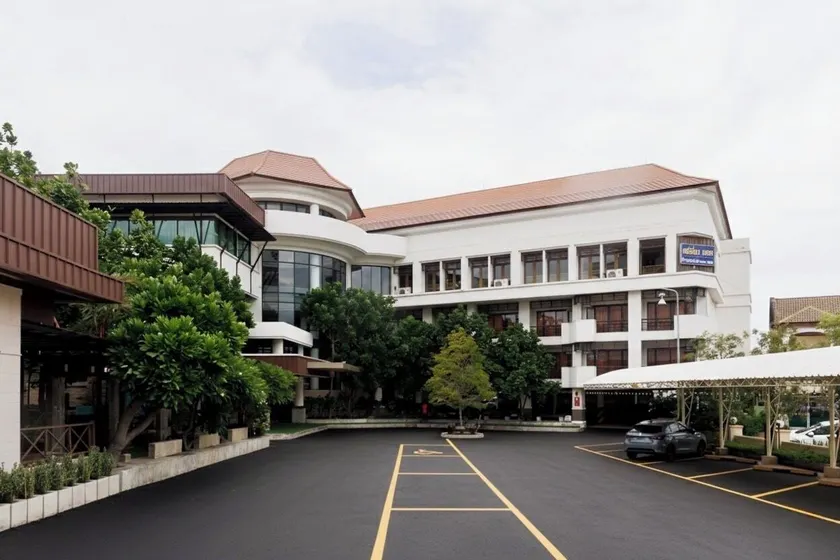 Central Place Hotel - Image 1