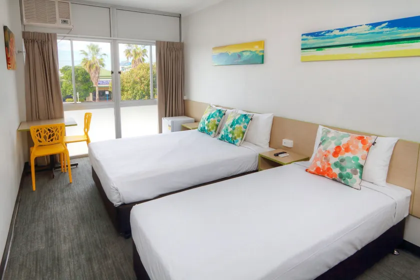 Palm Beach Hotel - Image 1