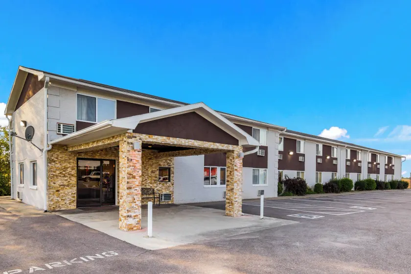 Red Roof Inn Dry Ridge - Image 1