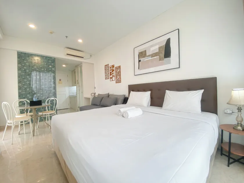 Best Deal Studio Room with Private Jaccuzi at Art Deco Apartment By Travelio - Image 1