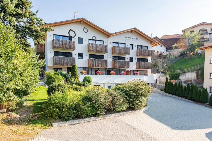 Lapis Monti Apartments & Suites - Image 1